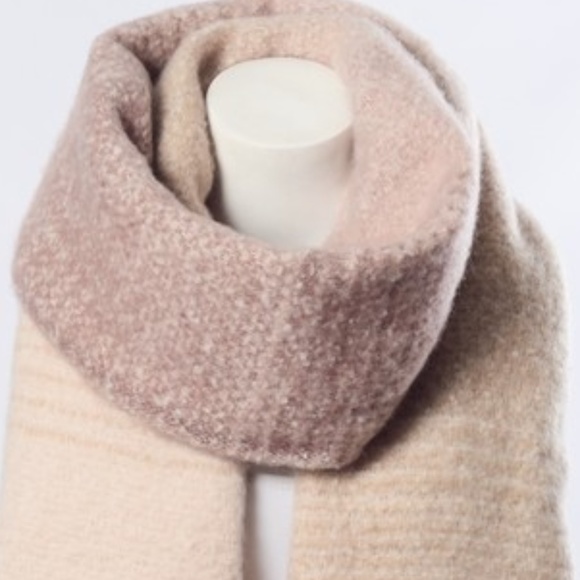 SOFT & COZY Scarf -PRICE FIRM - Picture 4 of 4